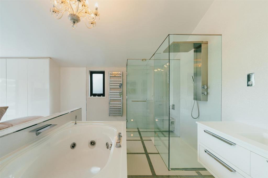 Master En-Suite Bathroom