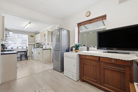 4 bedroom semi-detached house for sale, Fontayne Avenue, Romford, RM1