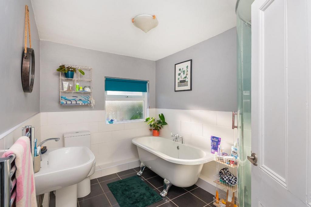 0 A4 SBR - Bathroom B.jpg