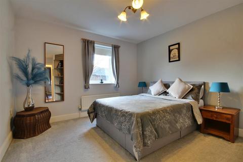 3 bedroom flat for sale, Regal Court, Manor Road, Beverley