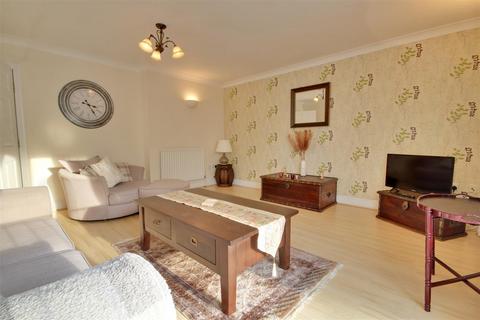 3 bedroom flat for sale, Regal Court, Manor Road, Beverley