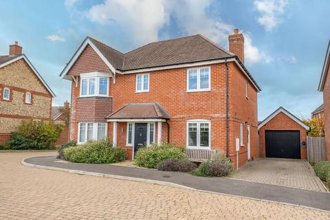 Edneys Walk, Overton, Basingstoke, RG25 3FB