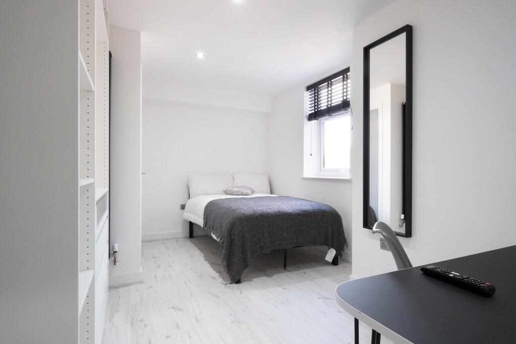 Bright and clean single bedroom with a comforta...