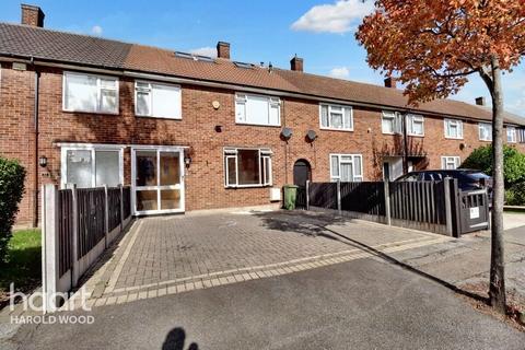 4 bedroom terraced house for sale, Lancing Road, Harold Hill