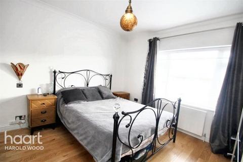 4 bedroom terraced house for sale, Lancing Road, Harold Hill
