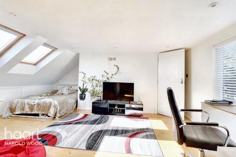 4 bedroom terraced house for sale, Lancing Road, Harold Hill