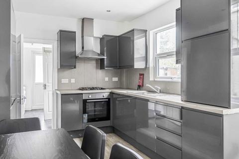 5 bedroom house to rent, Frobisher Road, London N8