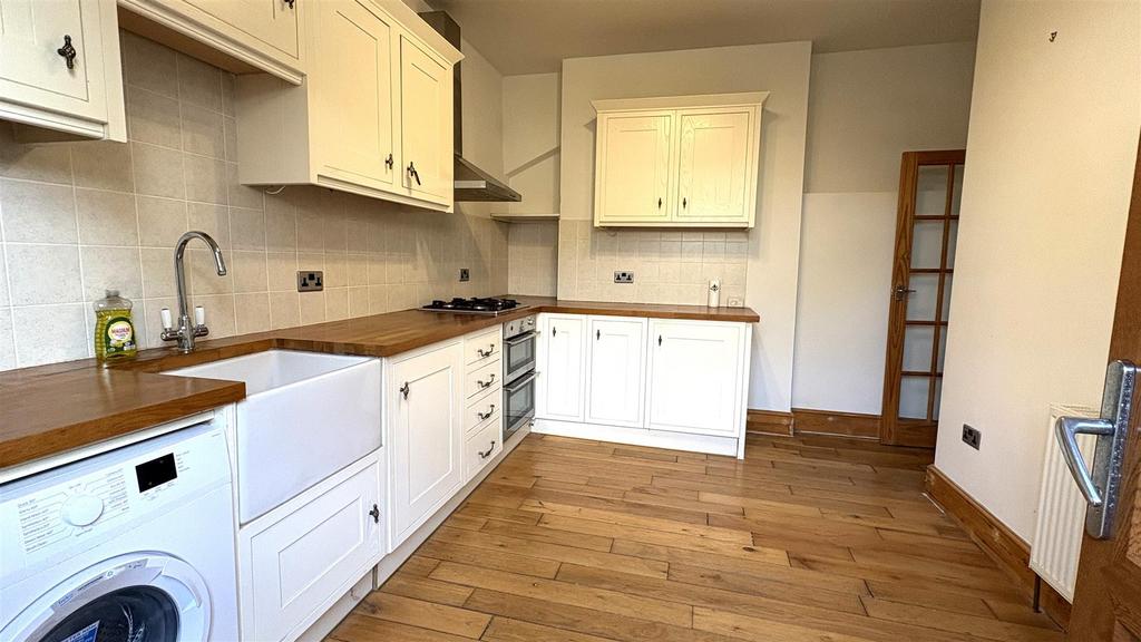 Kitchen 2.jpeg