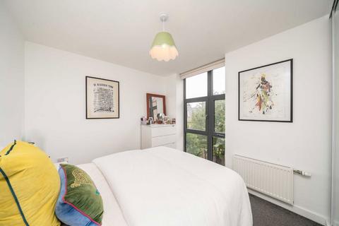 2 bedroom flat to rent, Oldridge Road, London SW12