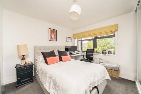 2 bedroom flat to rent, Oldridge Road, London SW12