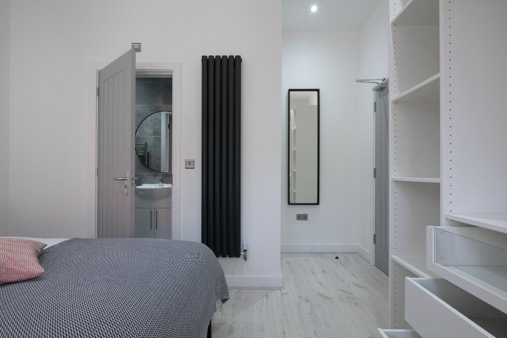 Bright, neatly presented double bedroom with co...