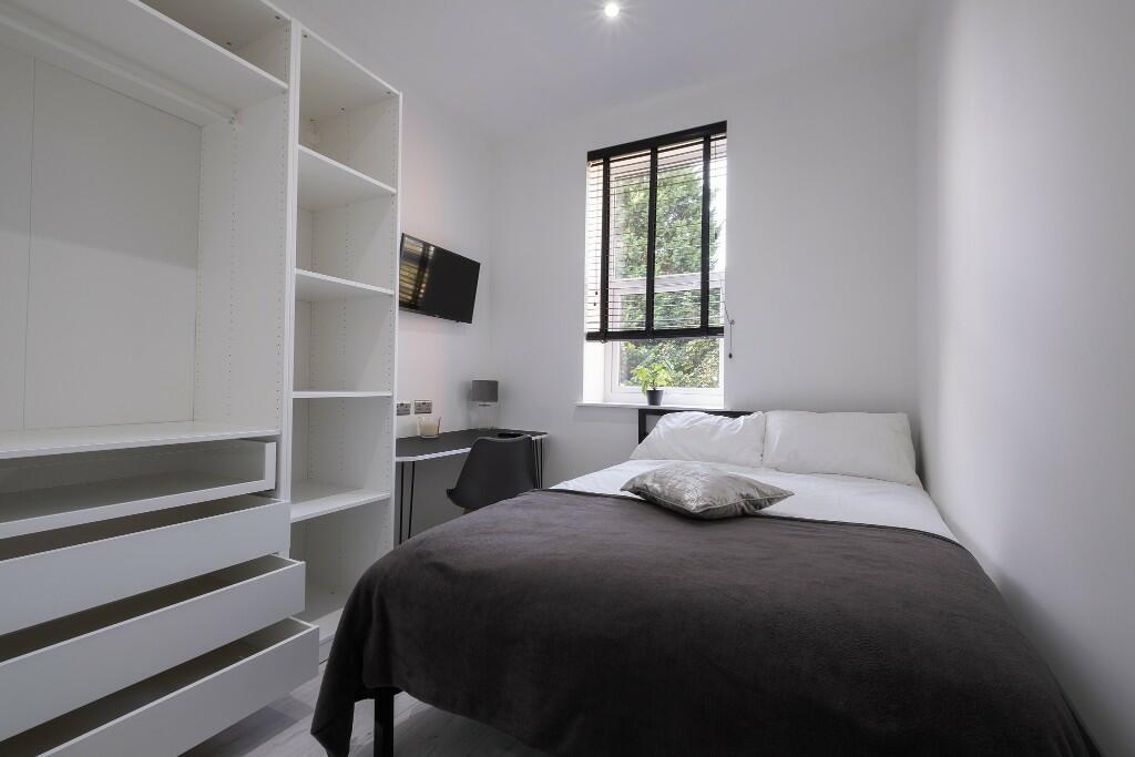 Bright, neatly presented double bedroom with bu...