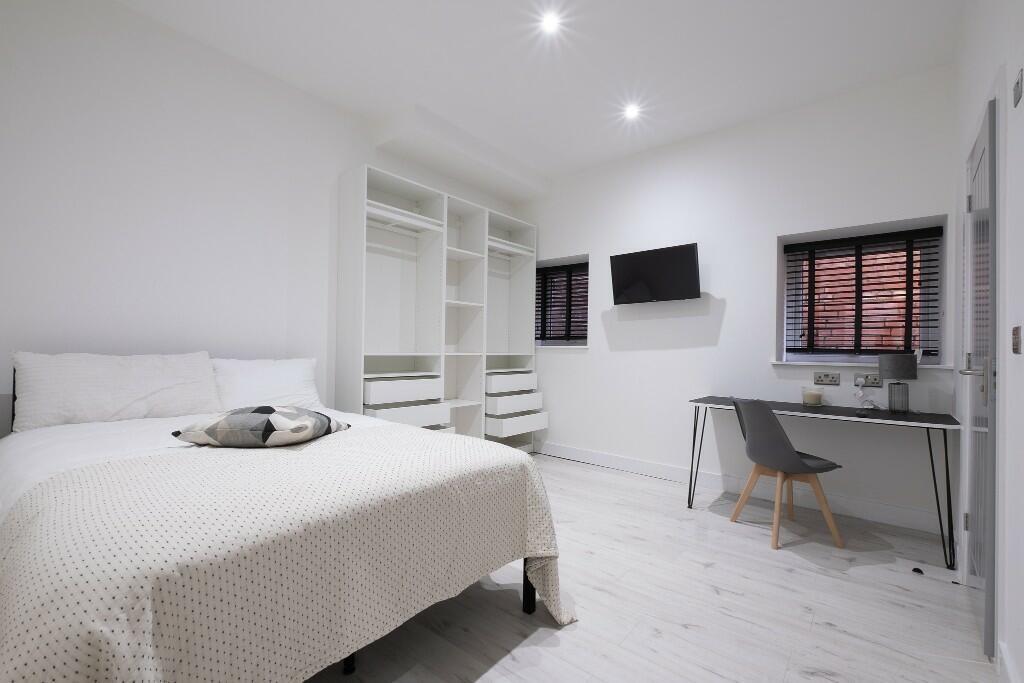 Bright, modern double bedroom with a tidy doubl...