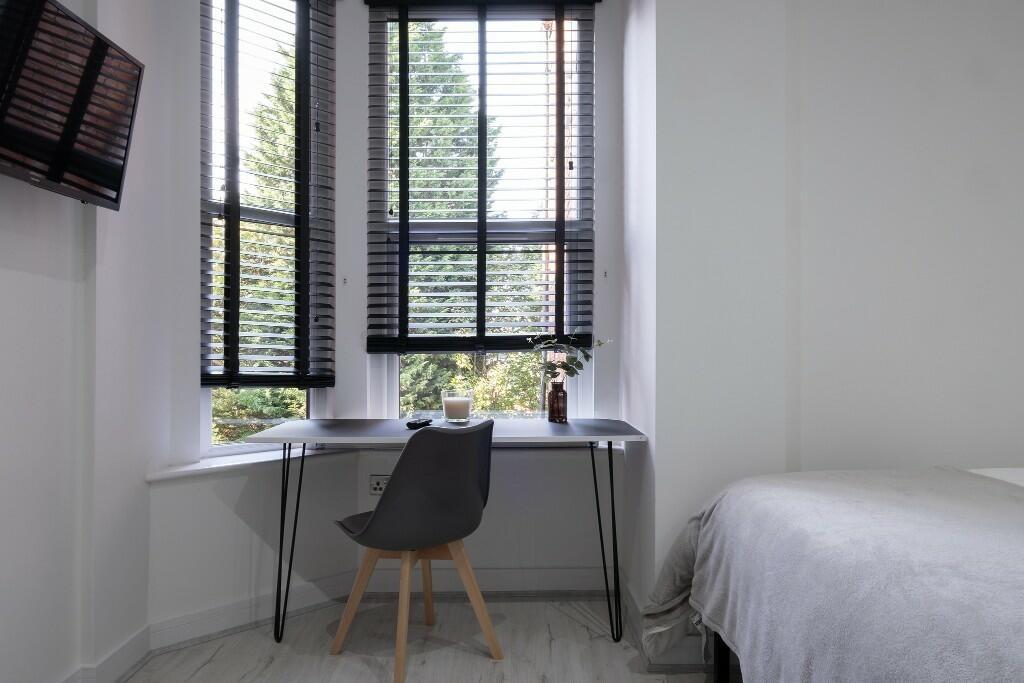 Bright, tidy bedroom with a bay window study ar...