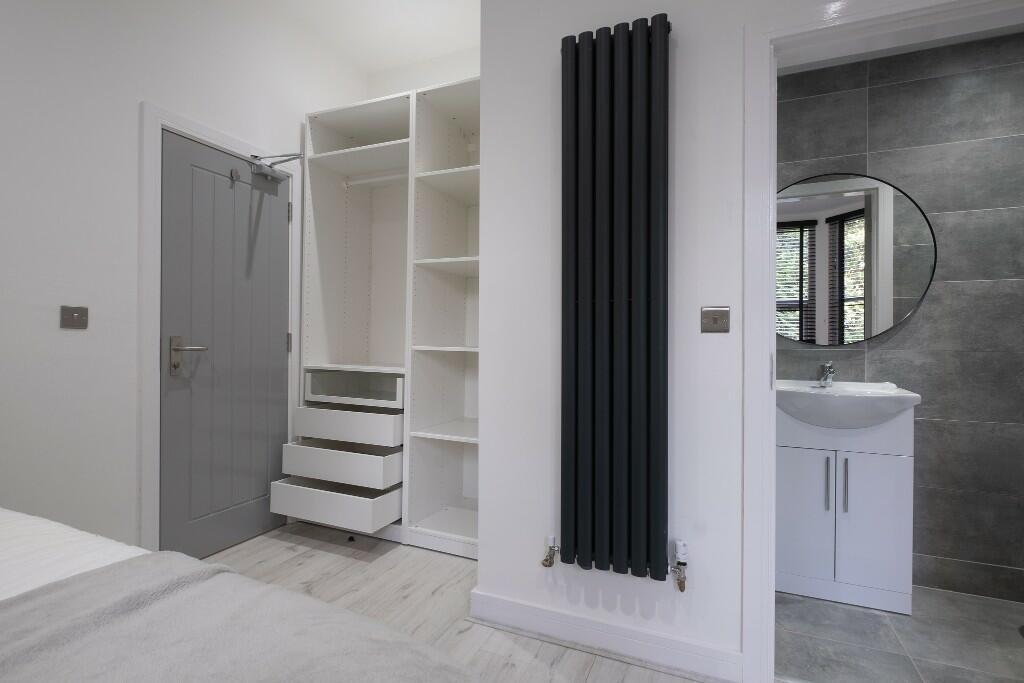 Bright, modern double bedroom with built-in she...