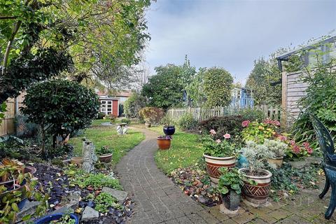 3 bedroom terraced house for sale, Buckingham Close, Enfield