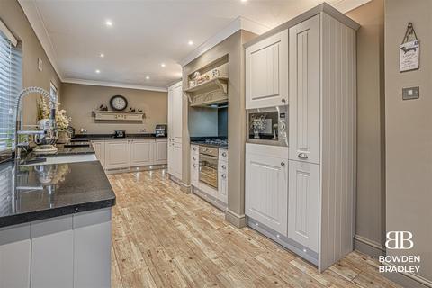 4 bedroom semi-detached house for sale, Coopers Close, Chigwell