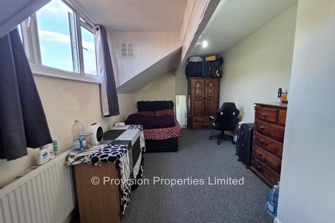 2 bedroom terraced house to rent, Harold View, Hyde Park LS6