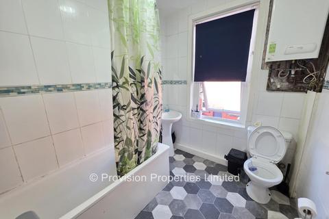 2 bedroom terraced house to rent, Harold View, Hyde Park LS6
