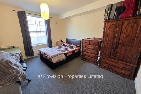 2 bedroom terraced house to rent, Harold View, Hyde Park LS6