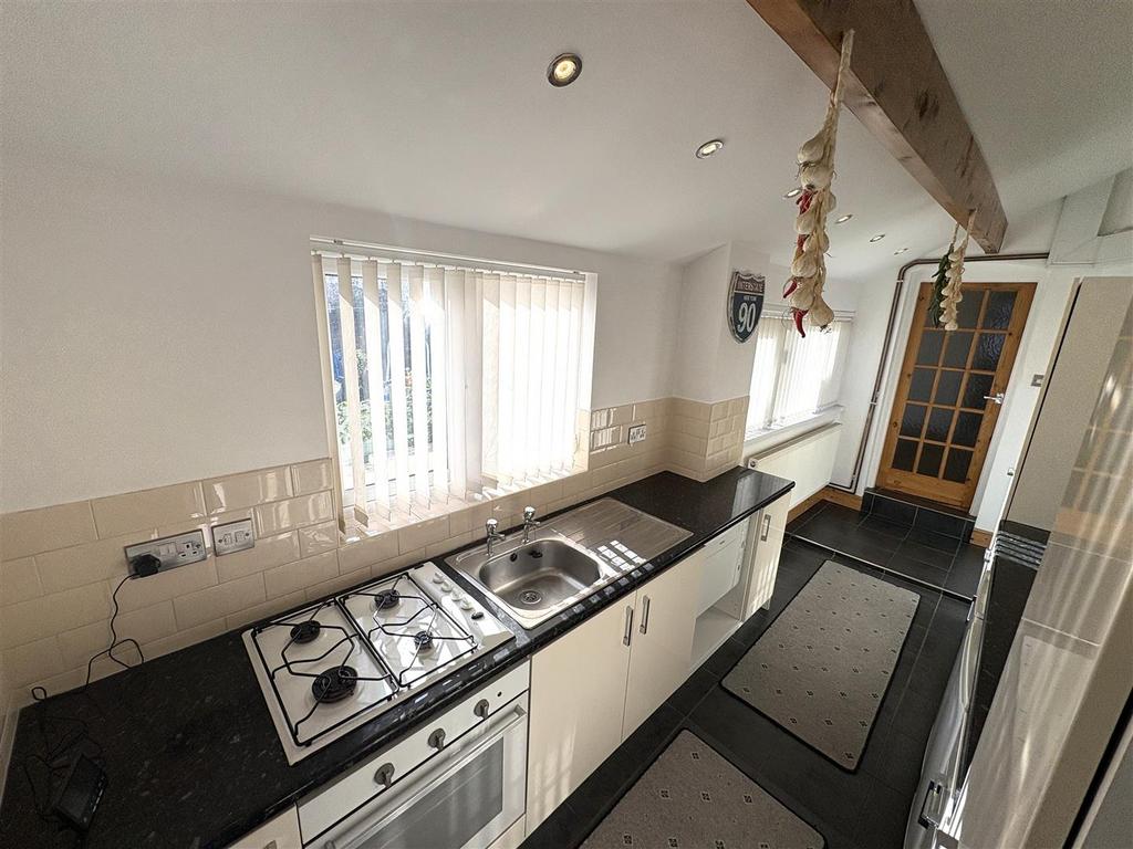 Kitchen 2.JPG