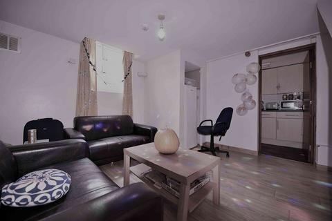 4 bedroom terraced house to rent, Harold Walk, Hyde Park LS6