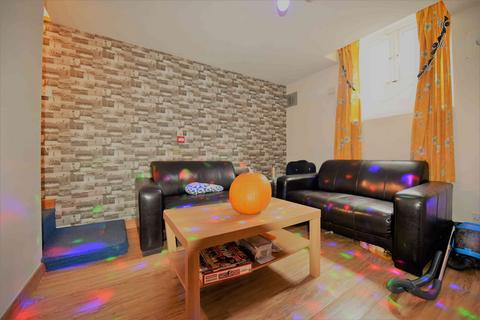 4 bedroom terraced house to rent, Harold Walk, Hyde Park LS6
