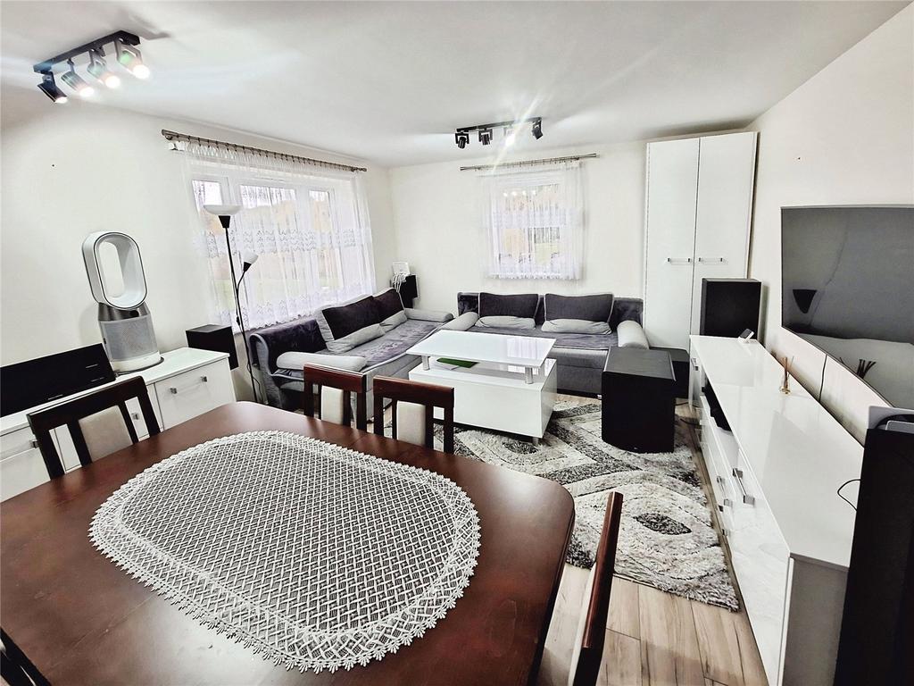 Lounge/Dining Area