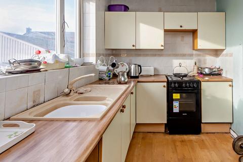 2 bedroom flat for sale, Bank Avenue, Morley, Leeds, LS27