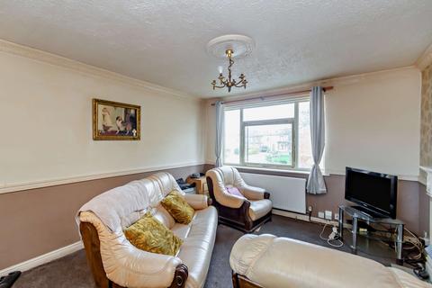 2 bedroom flat for sale, Bank Avenue, Morley, Leeds, LS27