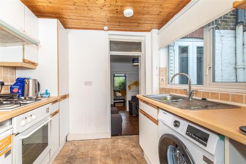 3 bedroom terraced house to rent, Nesbitt Road, Brighton