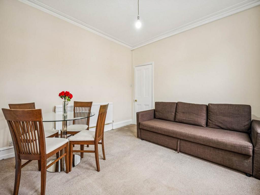 Living room 4