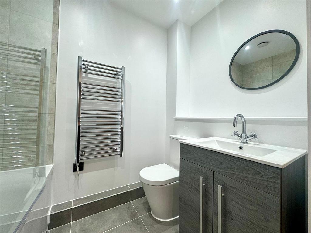 Main bathroom.jpeg