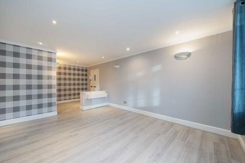 3 bedroom flat to rent, North Circular Road, London NW11