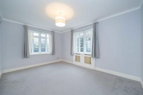 3 bedroom flat to rent, North Circular Road, London NW11