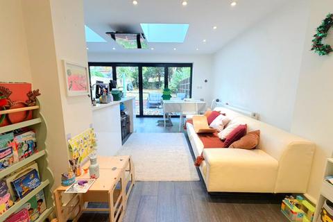 3 bedroom apartment to rent, Windsor Road, Ealing, W5