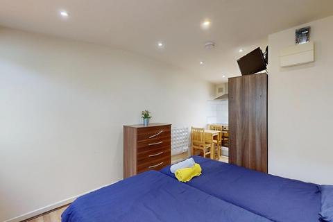 Studio to rent, Chatsworth Road, London NW2