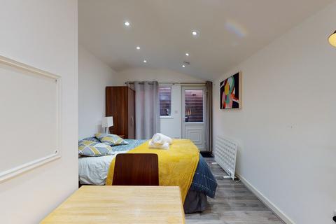 Studio to rent, Chatsworth Road, London NW2