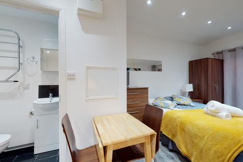 Studio to rent, Chatsworth Road, London NW2