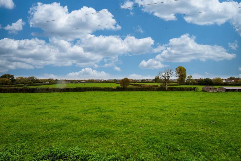 MT 109 Claverhma Road, Claverham, BS49 4 LE 77.jpeg