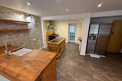 3 bedroom end of terrace house for sale, West Street, Bourne