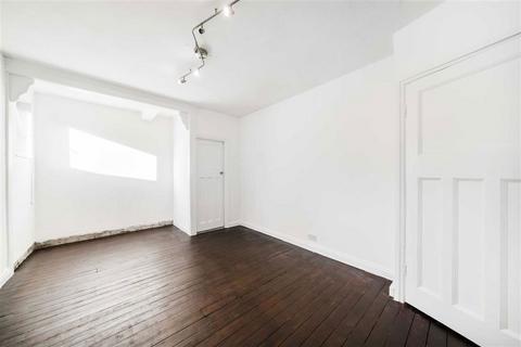 Studio to rent, Tudor Close, London SW2