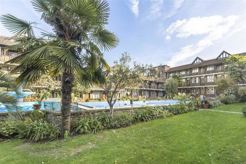 Studio to rent, Tudor Close, London SW2