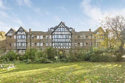 Studio to rent, Tudor Close, London SW2