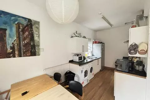 4 bedroom apartment to rent - View 3