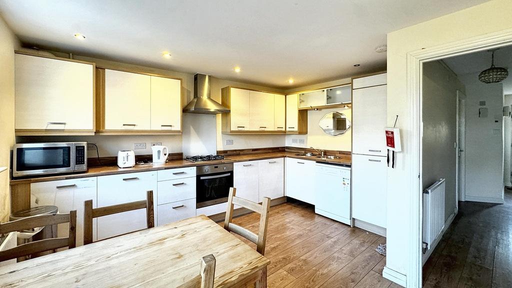 Bright, modern kitchen with integrated applianc...