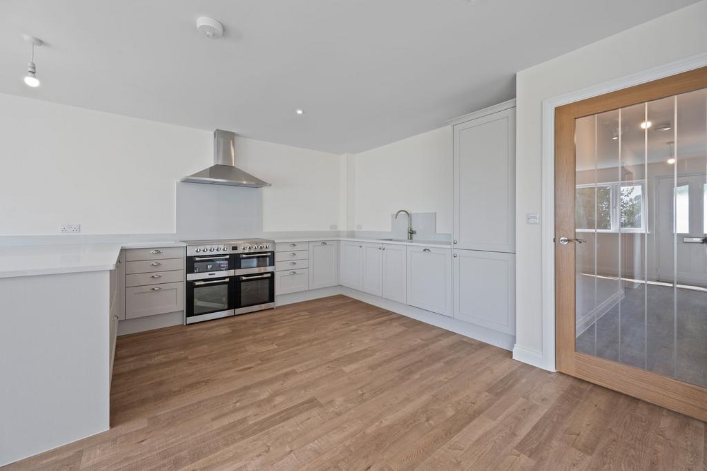 Kitchen / Dining 3