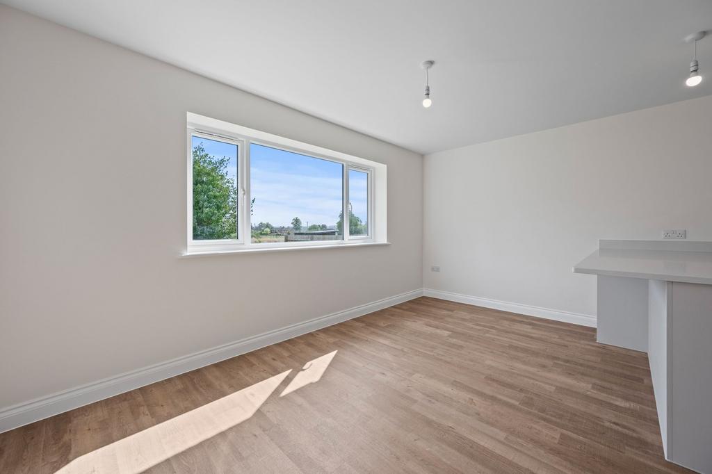 Kitchen / Dining 4