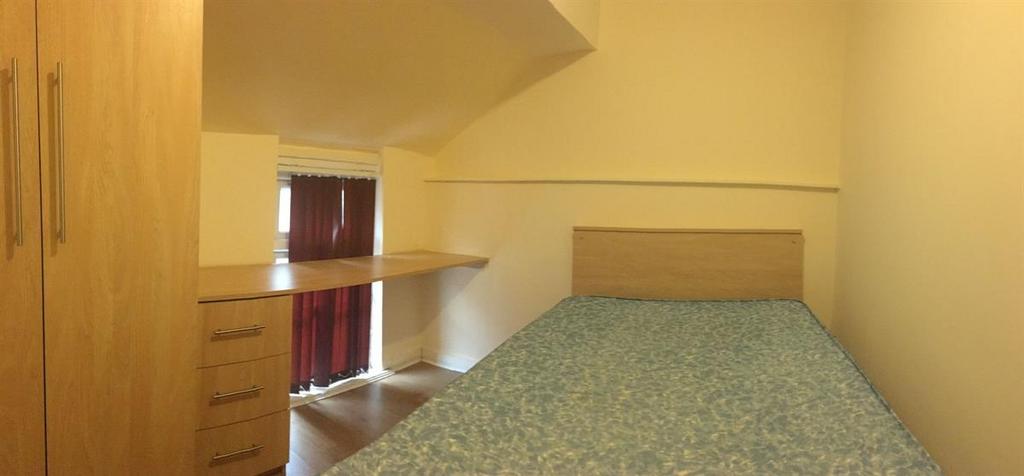Compact, neatly presented bedroom with a single...