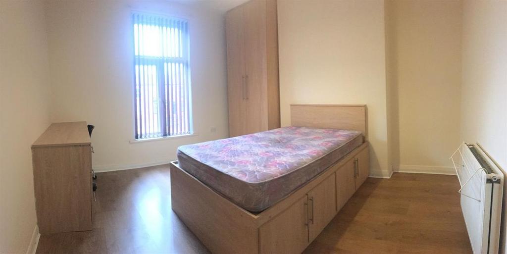 Bright, neatly presented double bedroom with bu...